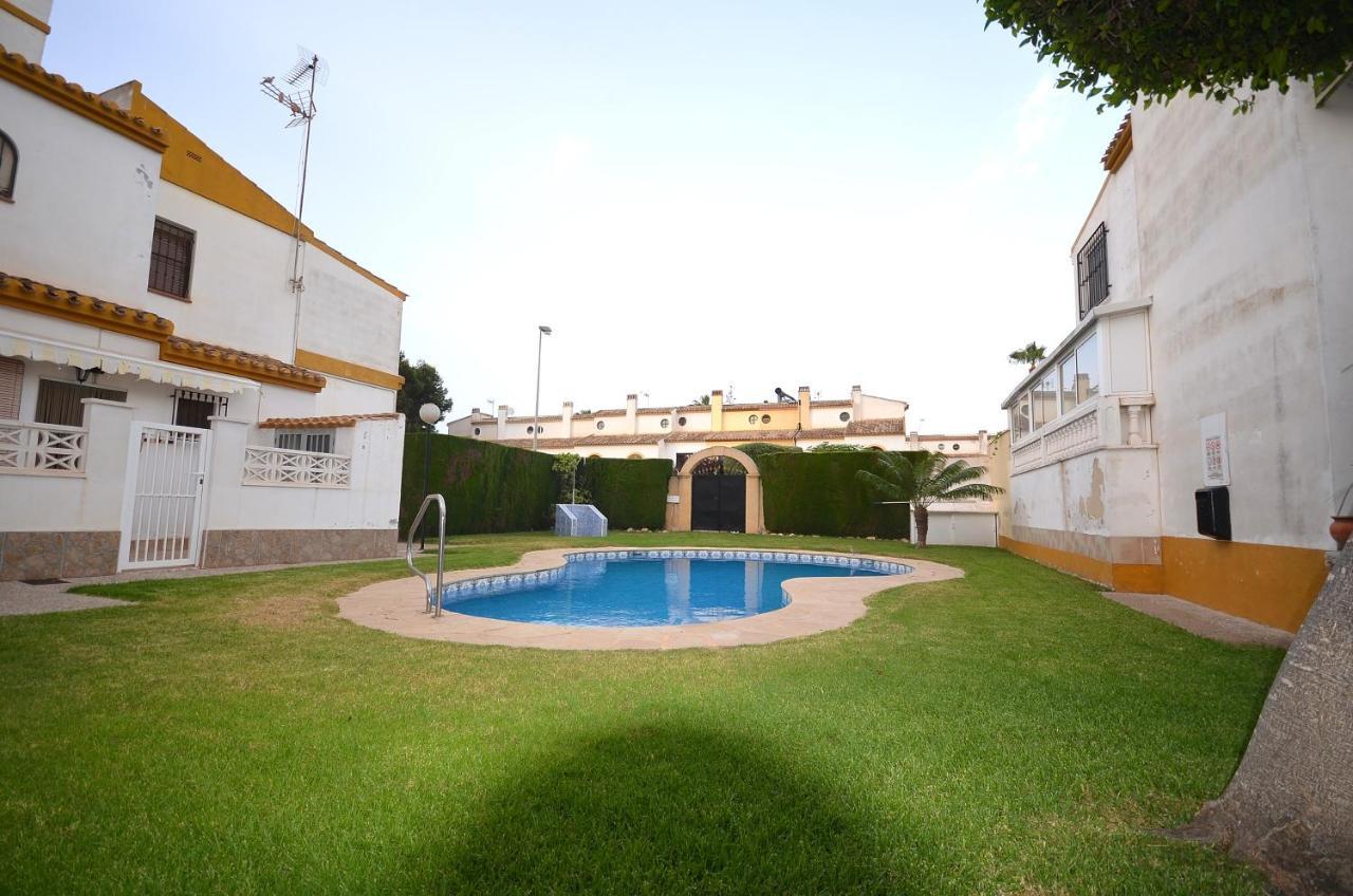 Agradable Adosado Con Piscina, Duchas Hidromasaje Villa Торевиеха Екстериор снимка